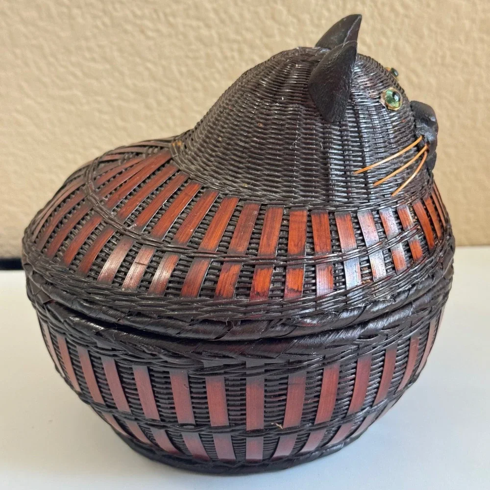 Vintage Woven Wicker Cat Basket with Lid Decorative Feline Trinket Box Brown